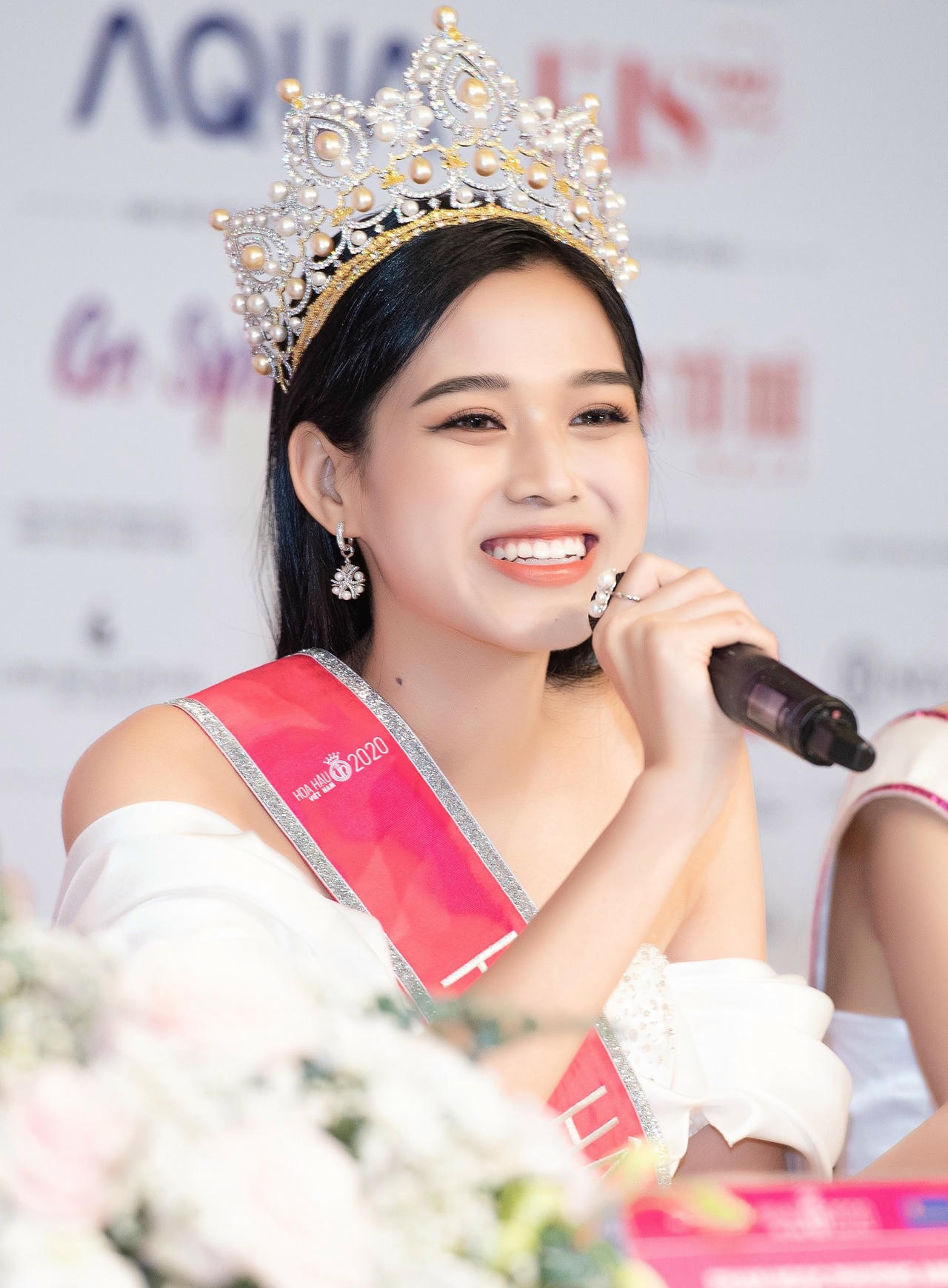 Nụ cười rạng rỡ của Hoa hậu Đỗ Thị Hà vô cùng cuốn hút và quyến rũ.