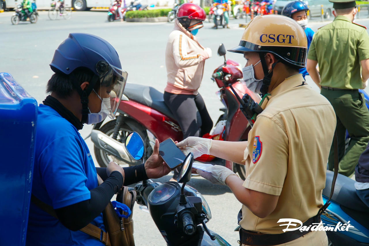 Các nhân viên giao hàng dễ dàng qua chốt khi có lý do hợp lý, và có xác nhận đơn hàng đang giao.