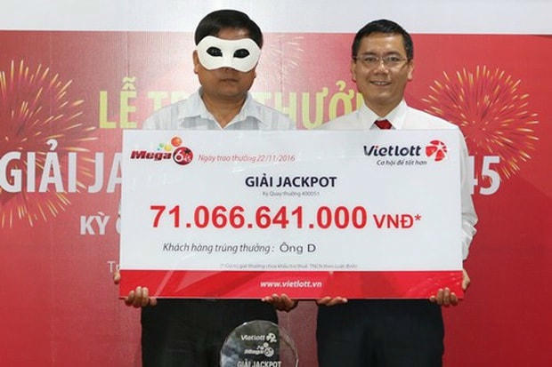 Anh Dũng đeo mặt nạ đến nhận giải thưởng.