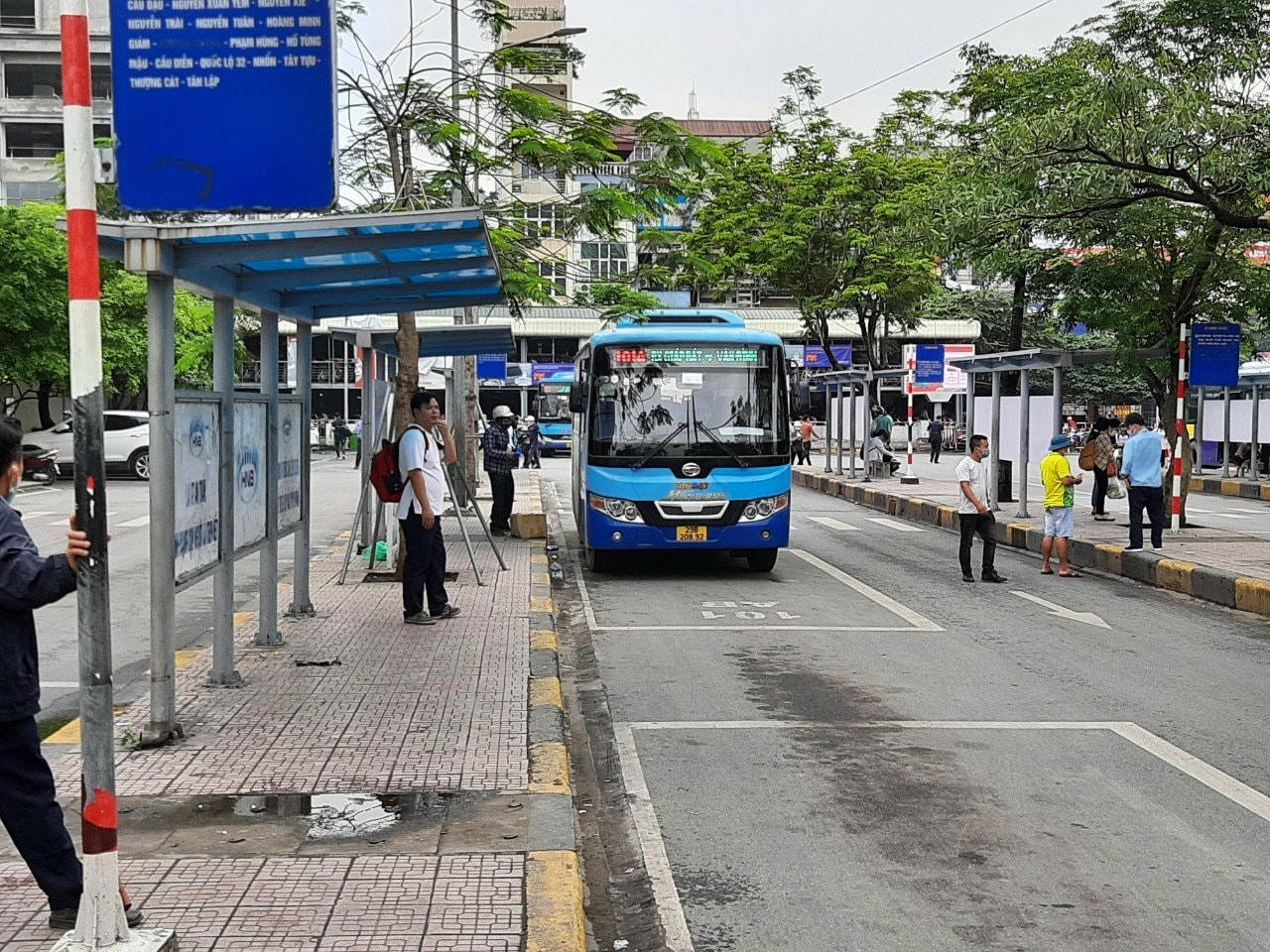 Tại Bến xe Giáp Bát cũng không có đội ngũ nhân viên bảo vệ nhắc nhở người dân đeo khẩu trang, cũng không trang bị các biện pháp phòng dịch khác. 