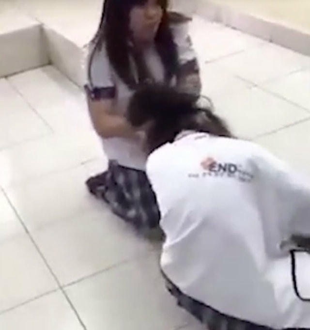 Nữ sinh đánh nhau ngay trong lớp học. (Ảnh cắt từ clip).