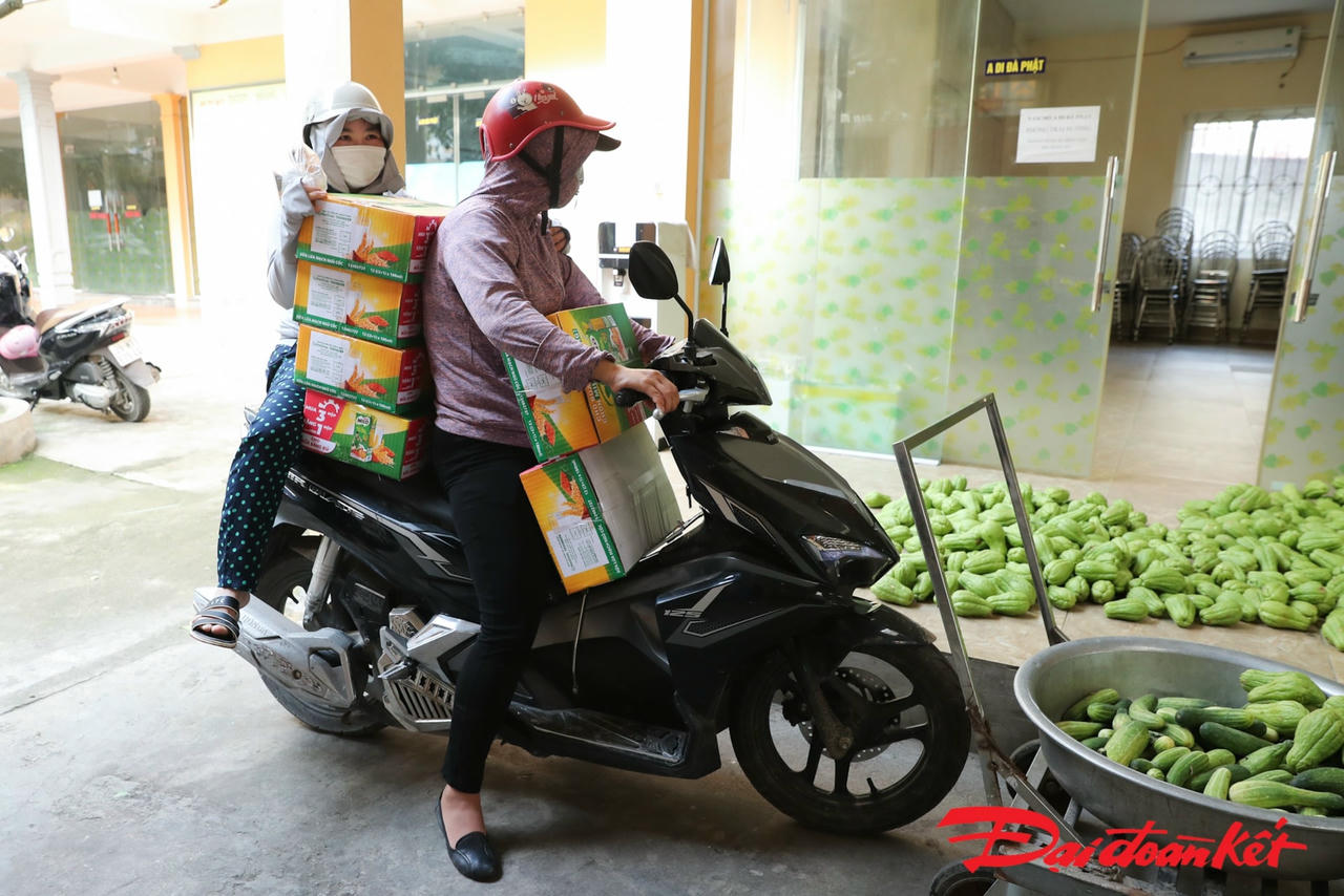 [ẢNH] Phật tử chùa Đống - Phúc Long Tự nấu cơm tặng người cách ly ở Bệnh viện K - Ảnh 4