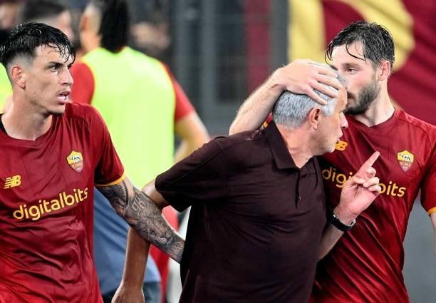 HLV Mourinho chạy dọc đường biên để ăn mừng cùng các học trò