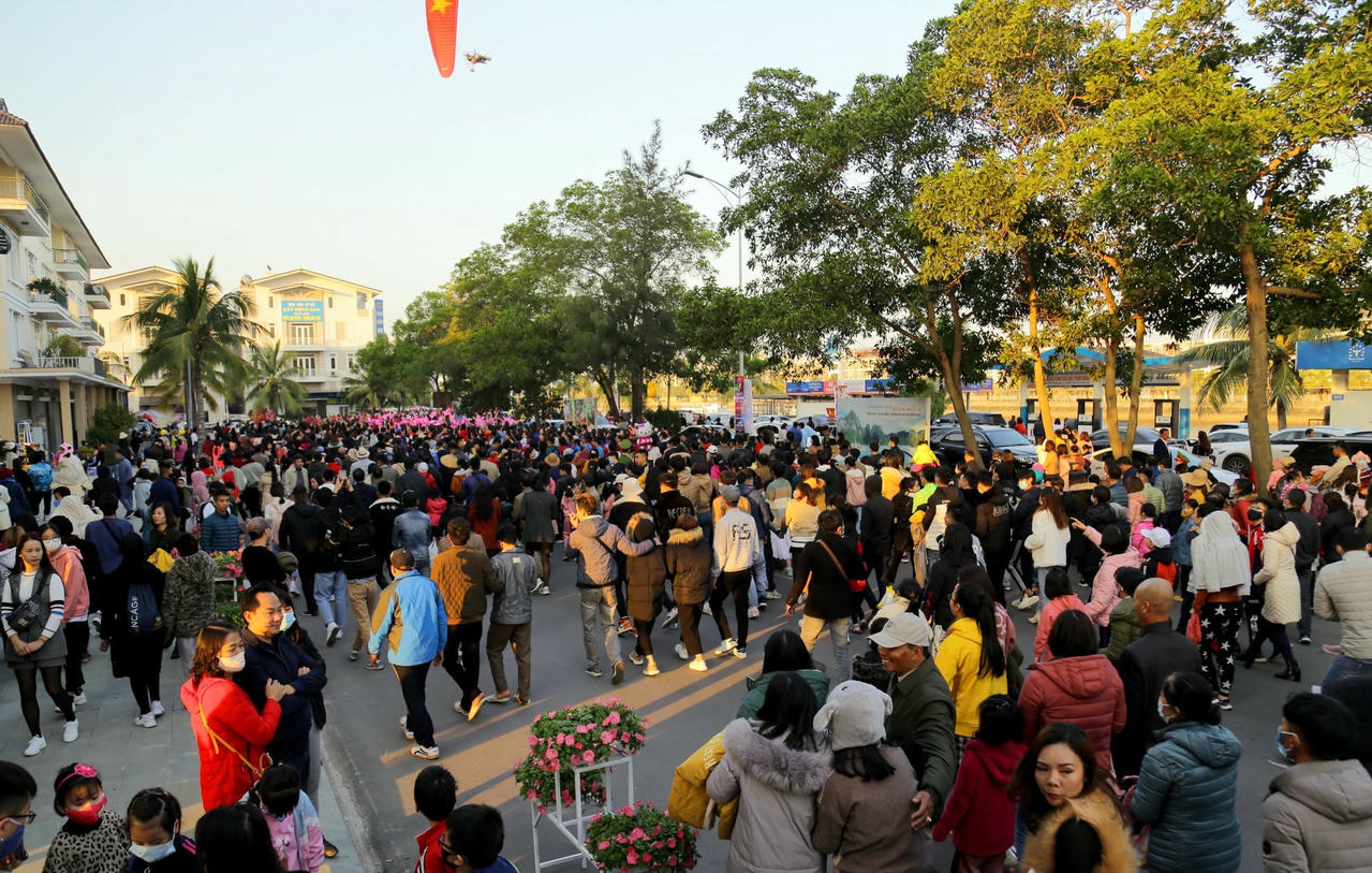 Người dân, du khách trực tiếp hoà mình vào những vũ khúc sôi động cùng các vũ công tại Carnaval mùa Đông - Ngày hội sắc màu Tuần Châu 2021.