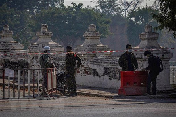 Binh sỹ gác tại một điểm kiểm soát ở Mandalay, Myanmar, ngày 2/2/2021. (Ảnh: AFP/TTXVN)