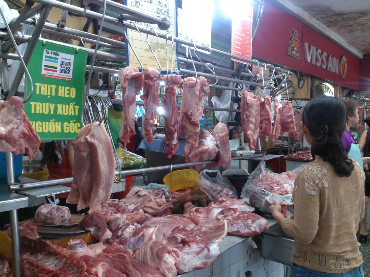 Hàng hóa tại chợ truyền thống khá dồi dào.