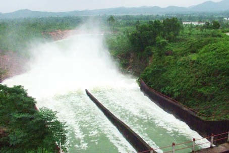 Hồ Kẻ Gỗ (Cẩm Xuyên, Hà Tĩnh) bắt đầu xả lũ vào đầu giờ chiều 18/10.