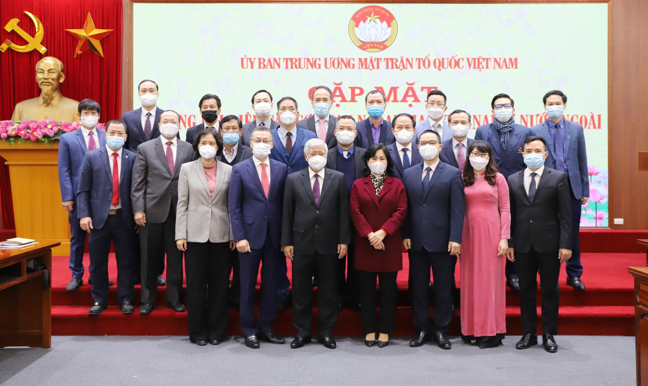 Các đại biểu chụp ảnh lưu niệm tại hội nghị gặp mặt.