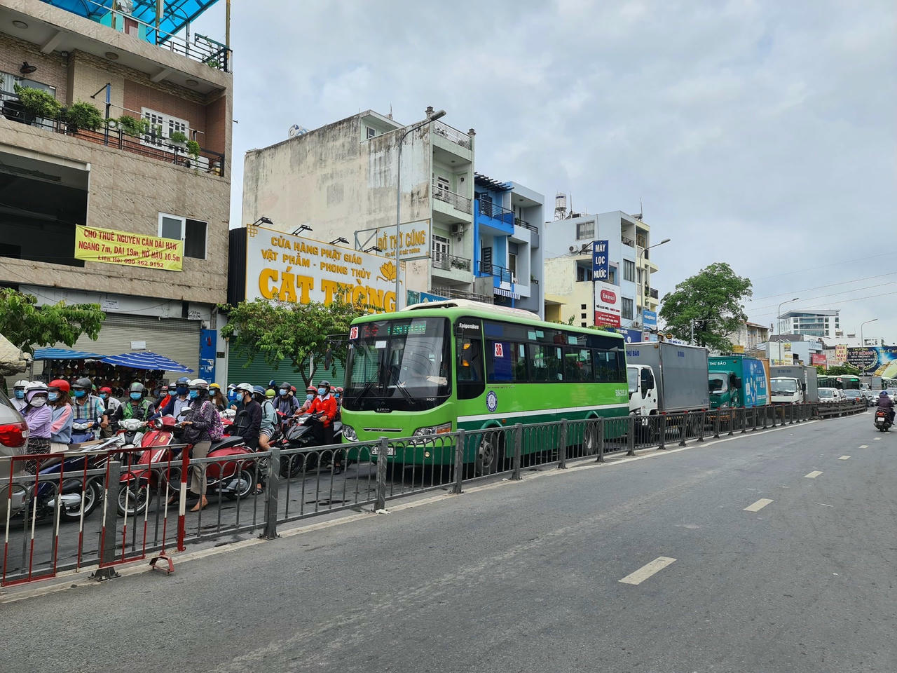 TP HCM ngưng hoạt động xe buýt, xe taxi, xe công nghệ.