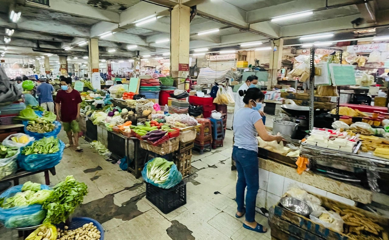 Chợ truyền thống cũng phải phân luồng đầu vào, đầu ra cho khách hàng.