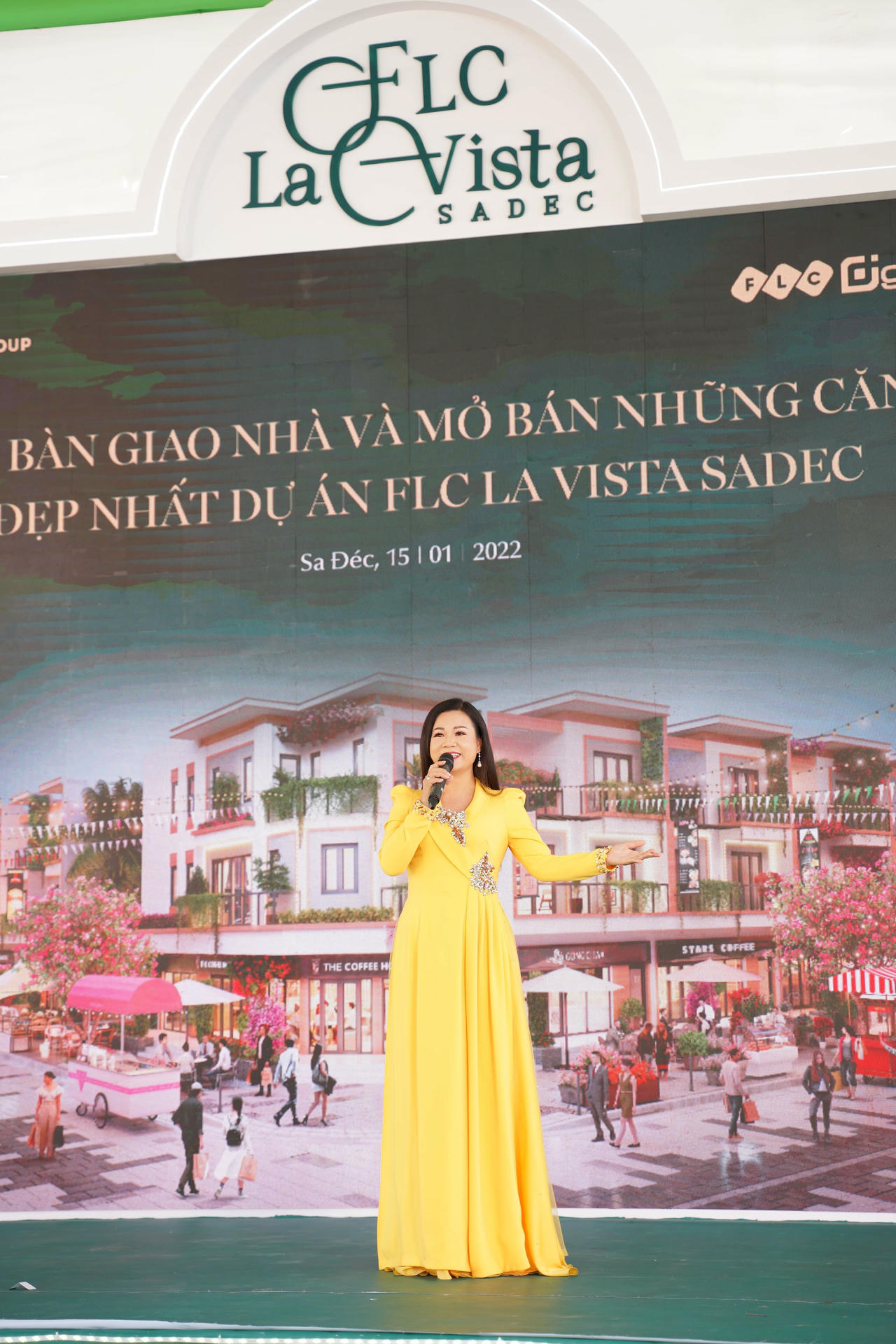 Ca sĩ Dương Hồng Loan làm nóng không khí Lễ mở bán.
