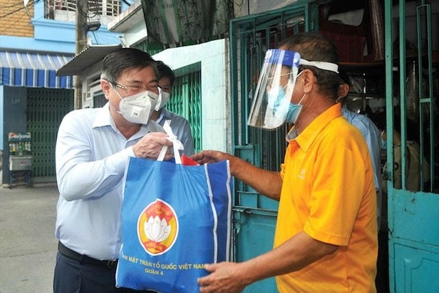 Chủ tịch UBND TP HCM Nguyễn Thành Phong đại diện lãnh đạo thành phố trao tận tay một hộ dân 