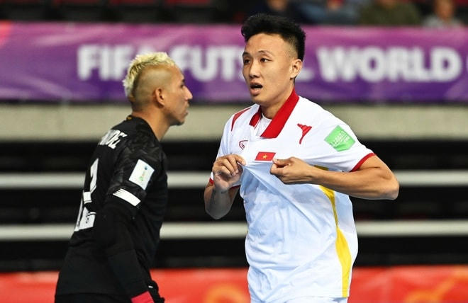 Minh Trí mở tỉ số cho tuyển futsal Việt Nam.
