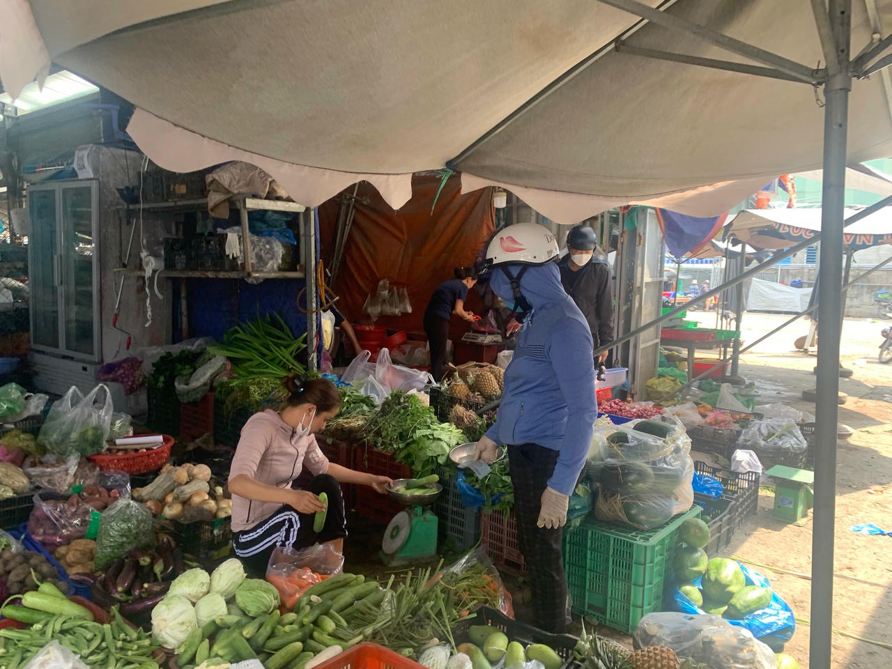 Chị Nhung, công nhân công ty TNHH Changshin Việt Nam cho biết phải tiết kiệm lại nhiều khoản chi tiêu khi đi chợ. Ảnh: Mạnh Thìn