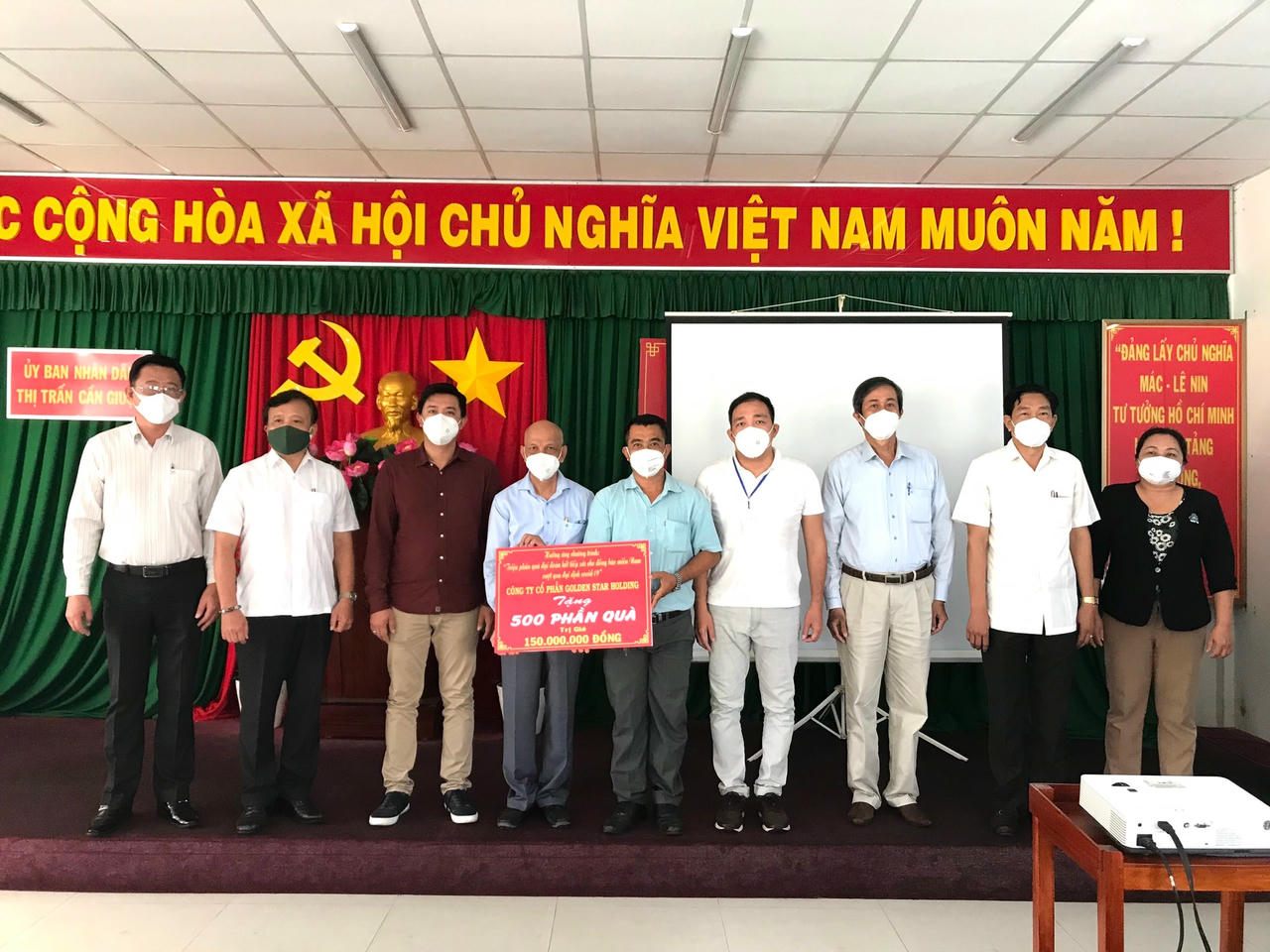 Trao bảng tượng trưng 500 phần quà cho đại diện huyện Cần Giuộc.