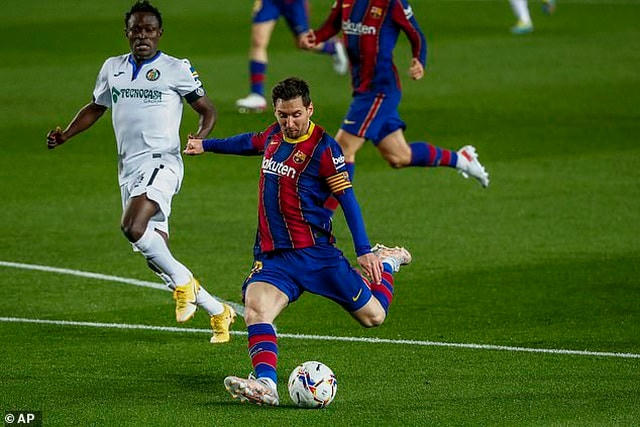 Messi mở tỷ số trên chấm phạt đền cho Barcelona.