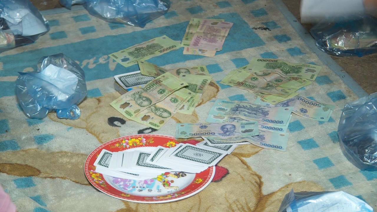 Tang vật của vụ đánh bạc trong lò mổ heo