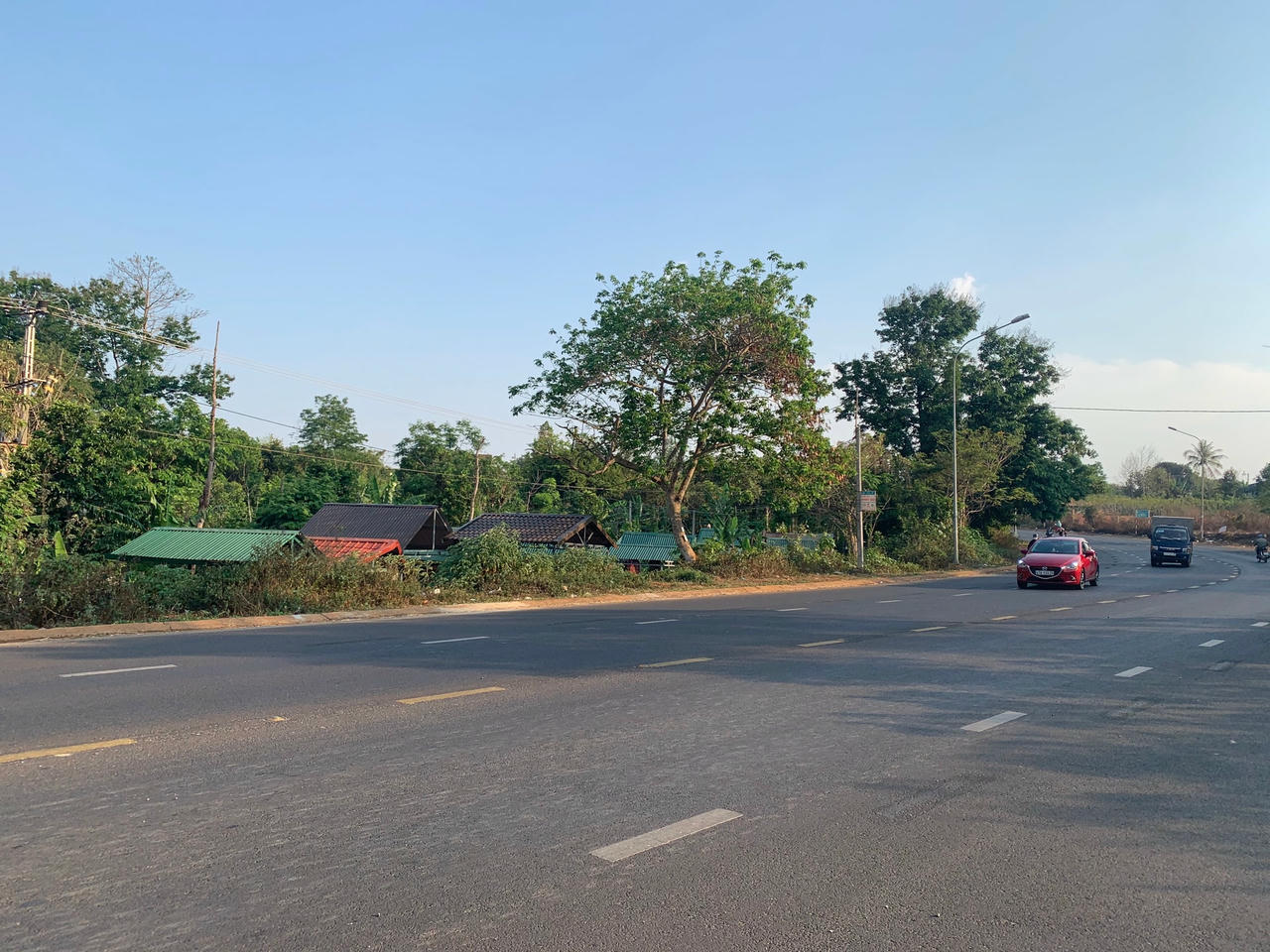 Mộ chôn rải rác hai bên Tỉnh lộ 8