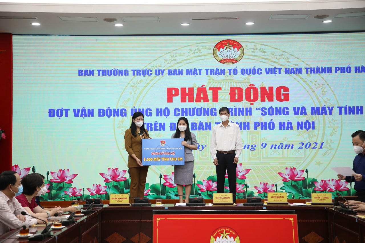 Thành đoàn Hà Nội đăng ký ủng hộ 3000 máy tính cho em. 