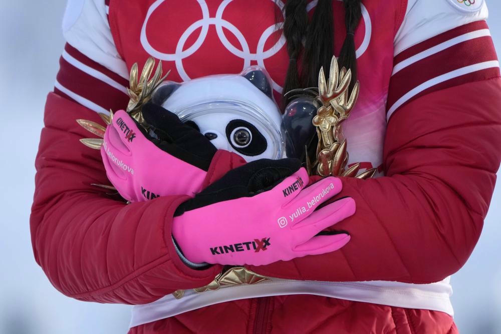 Bên cạnh huy chương, các vận động viên sẽ nhận được một linh vật Olympic Bing Dwen Dwen. Ảnh: AP.