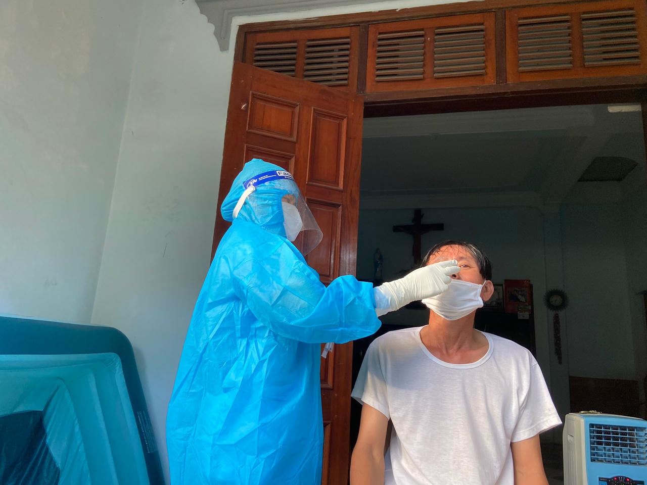Lấy mẫu xét nghiệm cho bệnh nhân trong vùng phong tỏa.