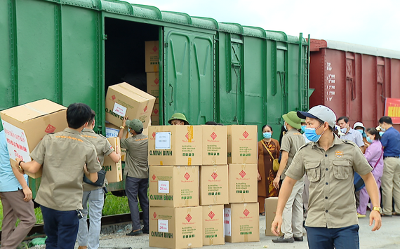 Chủ tịch MTTQ tỉnh Ninh Bình khẳng định mặt trận sẽ phối hợp với các đơn vị vận chuyển số hàng trên đến TP Hồ Chí Minh trong thời gian sớm nhất.ớm đưa các suất quà trên
