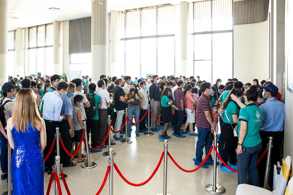 Khách hàng xếp hàng ở khu căn hộ mẫu Bien Hoa Universe Complex 
