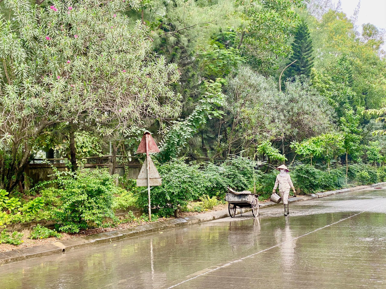 Công ty sử dụng hệ thống nước phun rửa đường thay thế nhân công quét dọn thủ công đem lại hiệu quả cao về kinh tế và giảm thiểu tác nhân gây ô nhiễm môi trường.