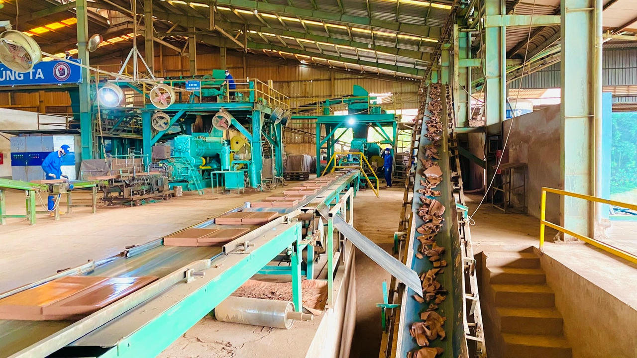 Công ty CP Gạch Ngói Đất Việt đã ứng dụng khoa học công nghệ tiên tiến để sản xuất ra các sản phẩm gạch, ngói cao cấp.