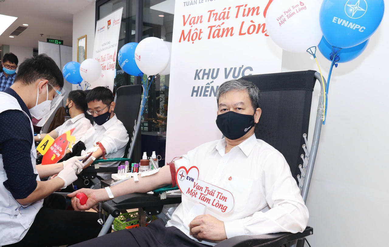 Ông Lê Quang Thái   Phó Tổng giám đốc Tổng công ty Điện lực miền Bắc nhiều năm liền tham gia hiến máu tình nguyện