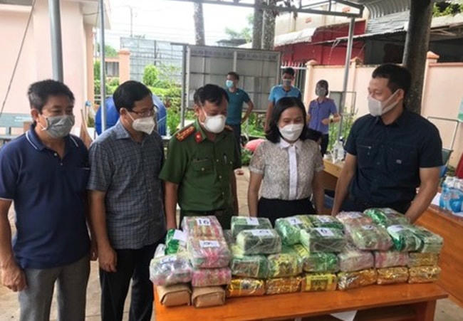 Giám đốc Công an tỉnh Đồng Nai Thiếu tướng Vũ Hồng Văn (bên phải ngoài cùng) trực tiếp đến hiện trường chỉ đạo vụ án.
