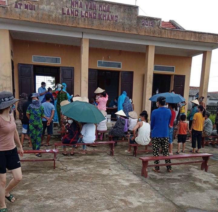Người dân tiểu khu Long Khang tập trung trước nhà văn hóa để lấy mẫu xét nghiệm Covid-19.