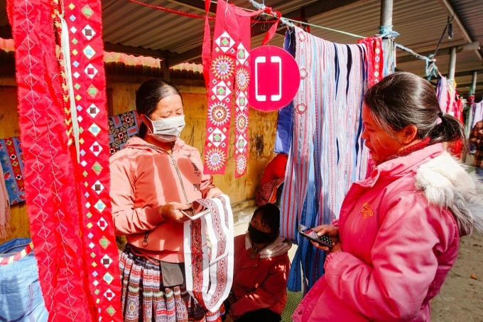 Mobile Money có thể tiếp cận mọi đối tượng khách hàng nhờ sự gắn liền với SIM. Ảnh: Viettel