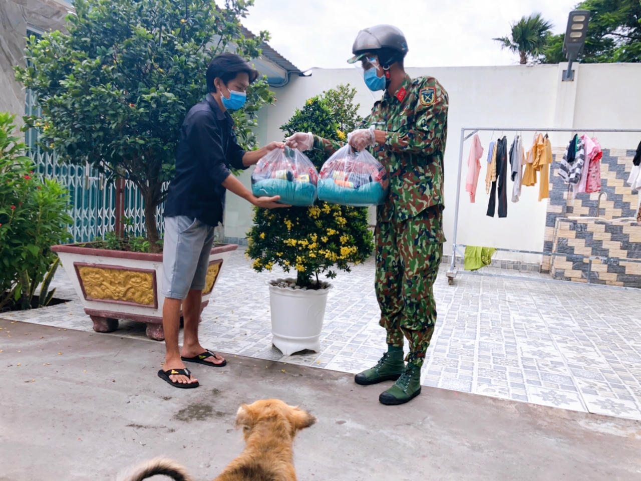 những phần hỗ trợ cho người dân được các chiến sĩ bộ đội giao đến tận tay người dân tại TP Thủ Đức.
