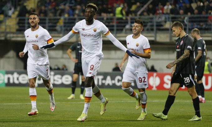 Tiền đạo Abraham ấn định chiến thắng 3-0.