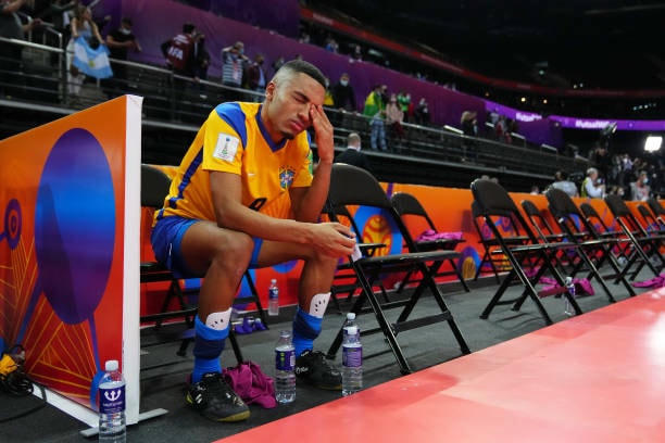Nỗi buồn của cầu thủ futsal Brazil khi phải chia tay World Cup 2021 từ bán kết.