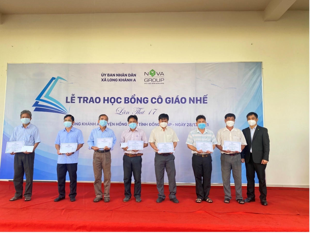 NovaGroup hỗ trợ kinh phí phục vụ công tác giảng dạy cho các trường ở xã Long Khánh.