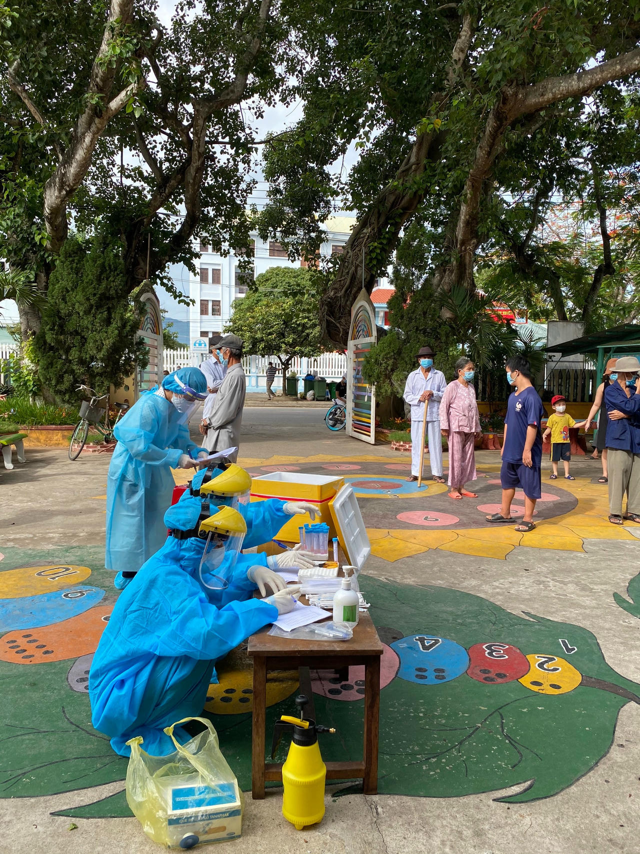 Thực hiện nhiệm vụ tại trung tâm một vùng dịch.