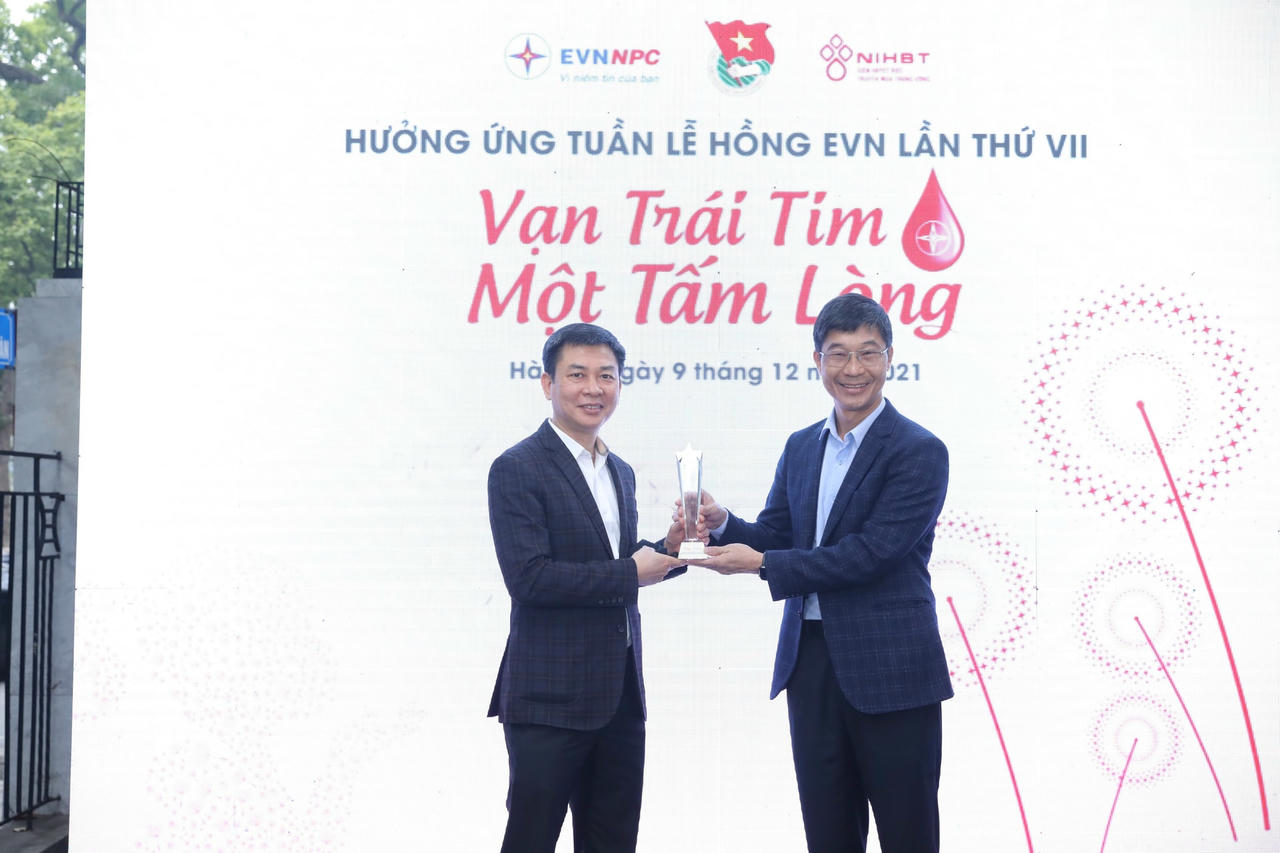 Viện Huyết học - Truyền máu TW trao kỷ niệm chương thay lời tri ân vì sự đồng hành của Tổng công ty Điện lực miền Bắc trong suốt những năm qua