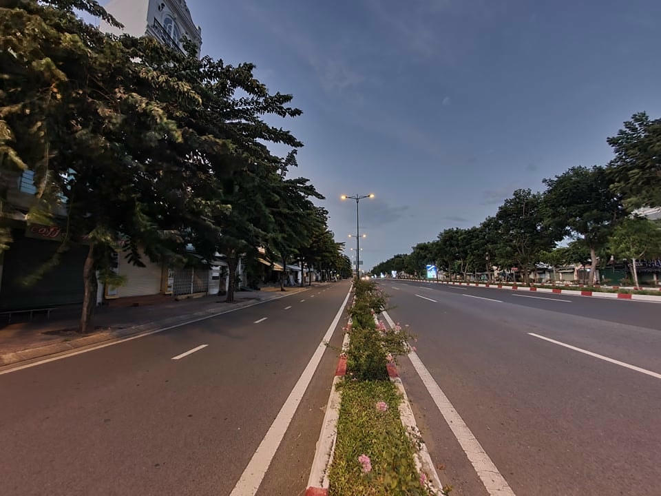 Tuyến đường Phạm Văn Đồng nối Tân Sơn Nhất - Bình Lợi - Vành đai ngoài có chiều dài hơn 12 km. Điểm đầu nối từ ngã năm Nguyễn Thái Sơn, quận Gò Vấp và điểm cuối tuyến là nút giao thông Linh Xuân, quận Thủ Đức. Tuyến đường được mệnh danh “đường nội đô đẹp nhất TP HCM”, là trục đường huyết mạch của khu Đông, vắng tanh trong ngày đầu tiên thực hiện yêu cầu người dân “tuyệt đối không ra đường sau 18 giờ”.