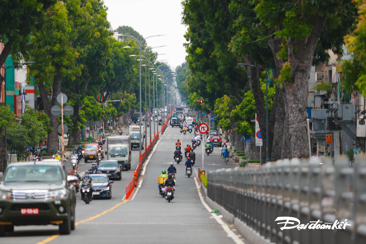Đường 3/2 đoạn hướng về Quận 6, đông nghịt các phương tiện di chuyển.