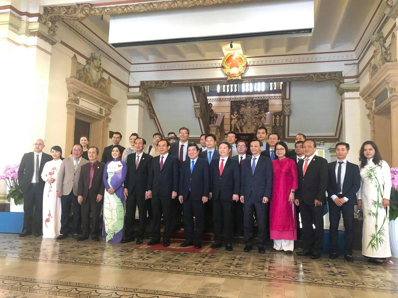 Đại biểu kiều bào về dự Hội nghị chụp ảnh lưu niệm cùng các lãnh đạo TPHCM (Ảnh: Hồng Phúc).