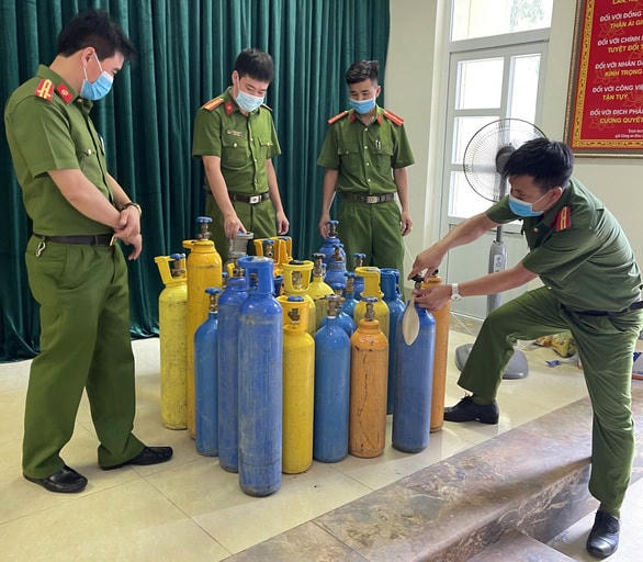 Hàng chục bình bóng cười được Công an thu giữ.