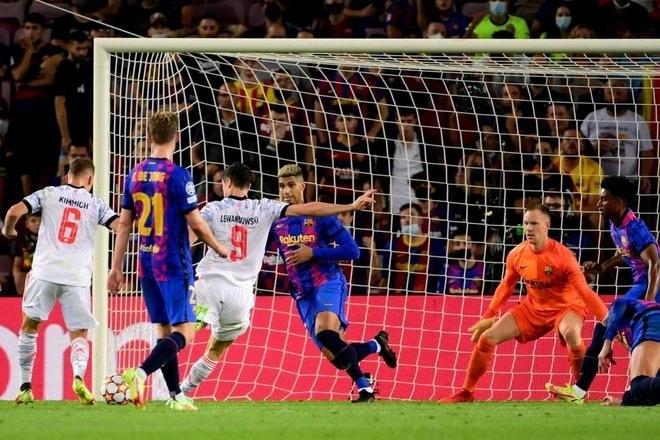 Lewandowski 2 lần sút bồi thành công giúp đội khách thắng 3-0.