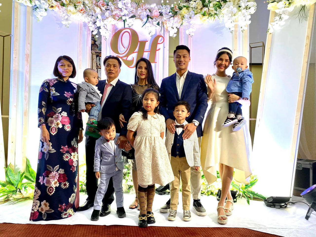 Trong khung cảnh lãng mạn, cả hai đã nhận được sự chúc phúc từ đông đủ người thân và bạn bè.