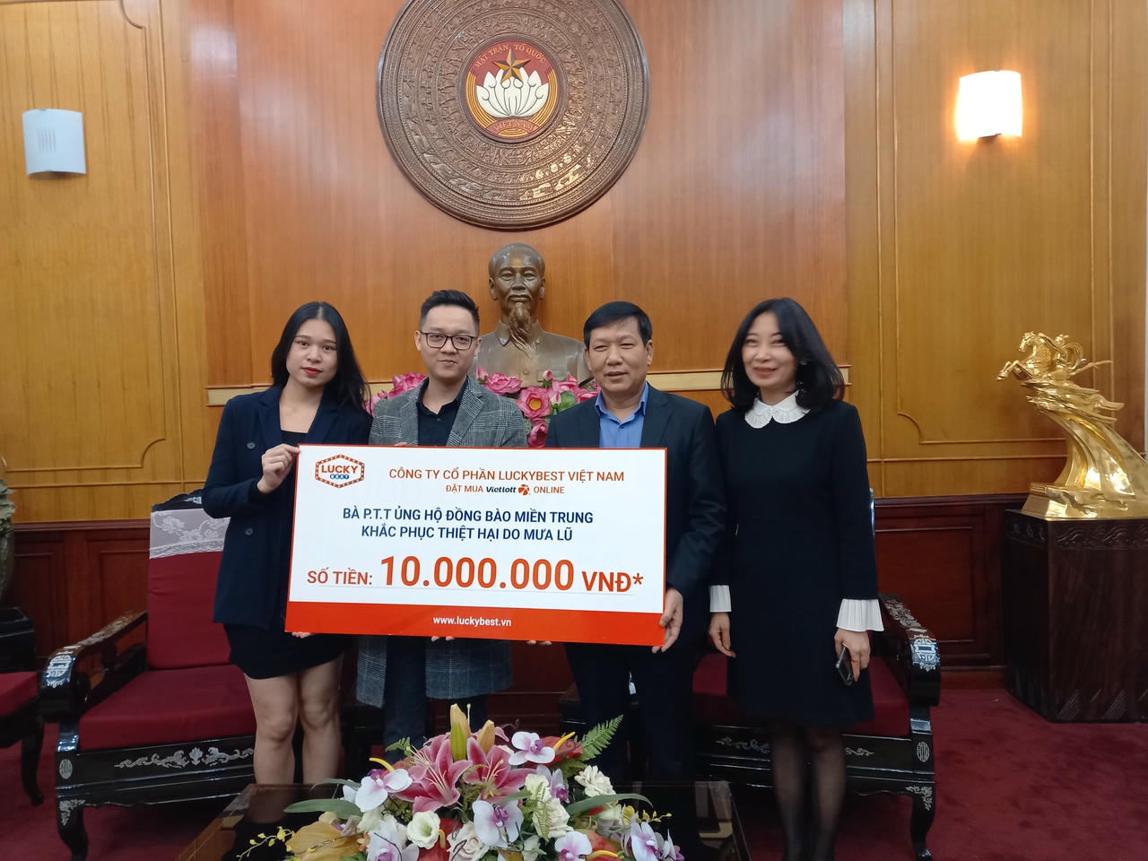 Ông Trần Văn Sinh, Trưởng ban Phong trào UBTƯ MTTQ Việt Nam tiếp nhận ủng hộ. 