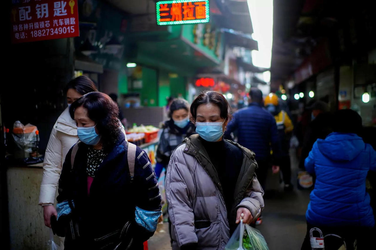 Người dân mua sắm tại chợ Vũ Hán, Trung Quốc. Ảnh: The Economic Times.