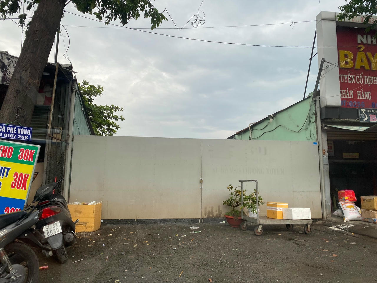 Nhìn bên ngoài thì cả 2 bến xe 391 và 397 đều cửa chốt then cài