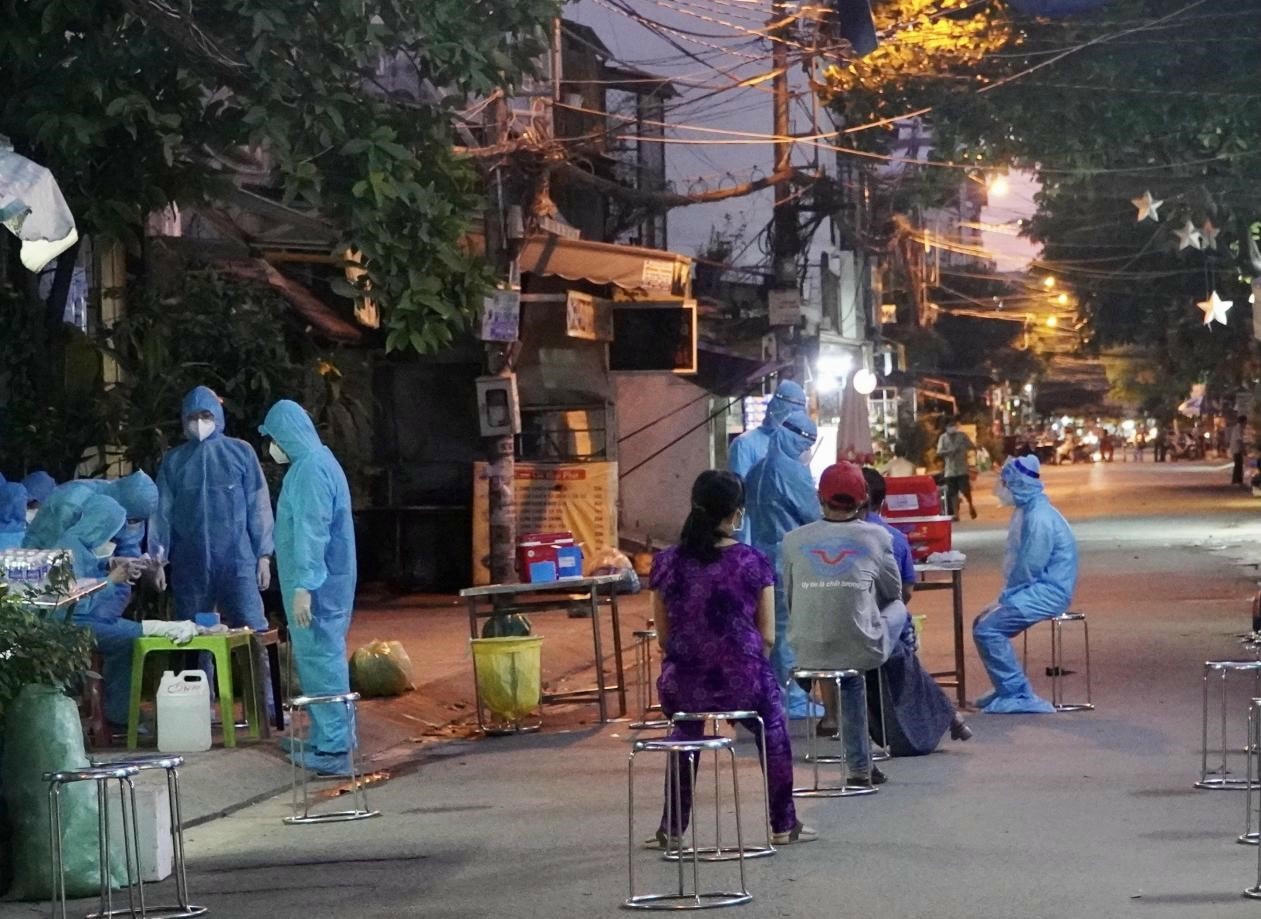 Lấy mẫu xét nghiệm thâu đêm cho các trường hợp liên quan đến ca nhiễm Covid-19.