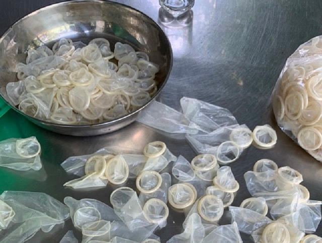 Bao cao su tái chế bị cơ quan chức năng phát hiện tại Bình Dương.